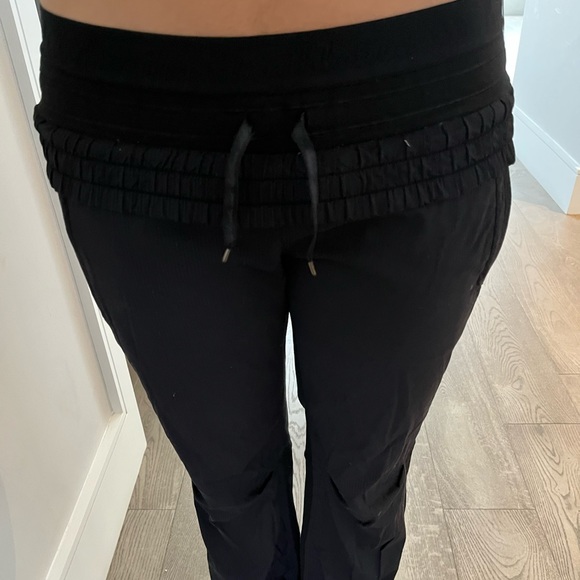 Size 8 Lulu Lemon pants! Perfect for spring. - Picture 5 of 5